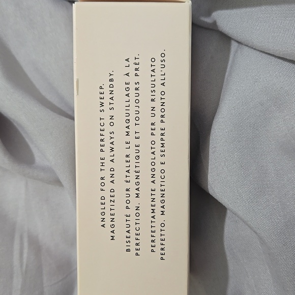Fenty Beauty Portable Highlighter Brush 140 - Picture 6 of 8